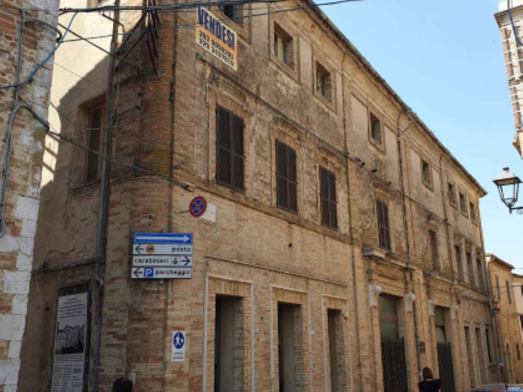 locale di sgombero in vendita a Potenza Picena