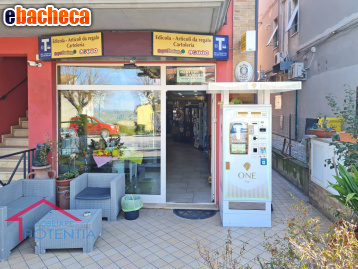 locale commerciale in vendita a Potenza Picena