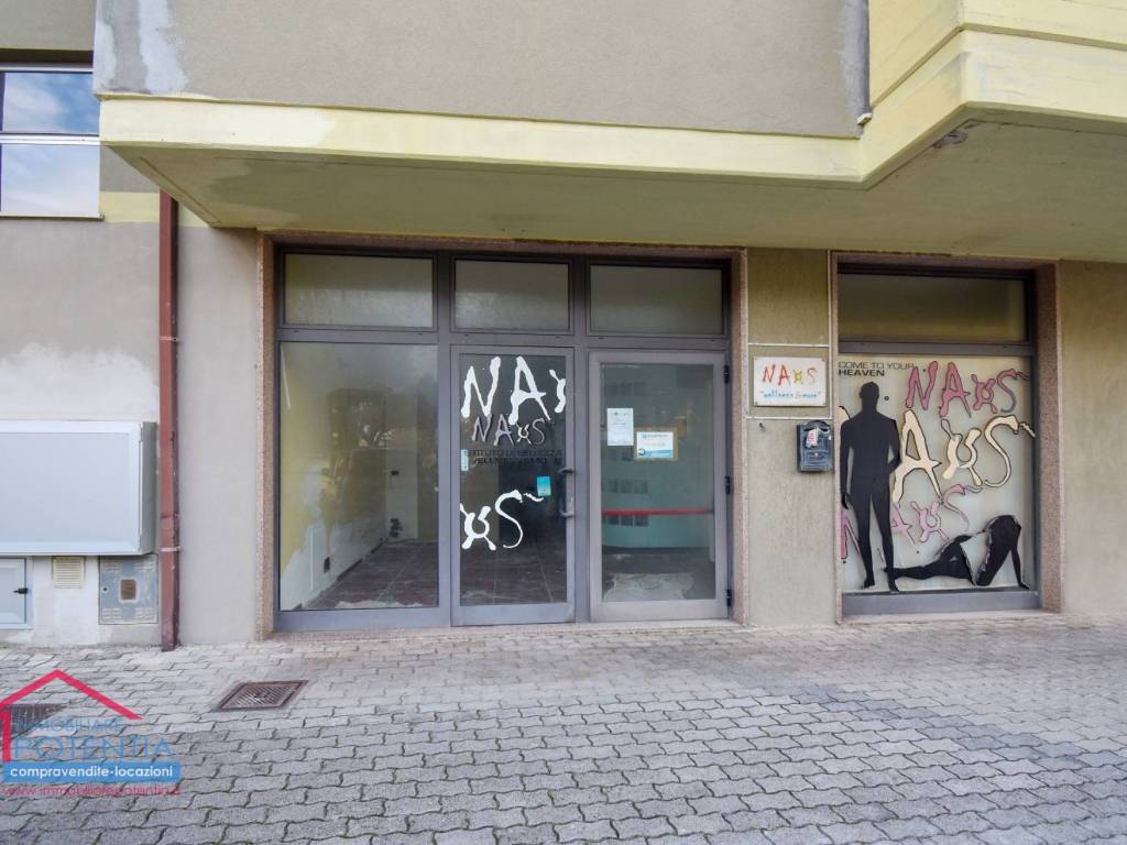 negozio in vendita a Potenza Picena in zona Porto Potenza Picena