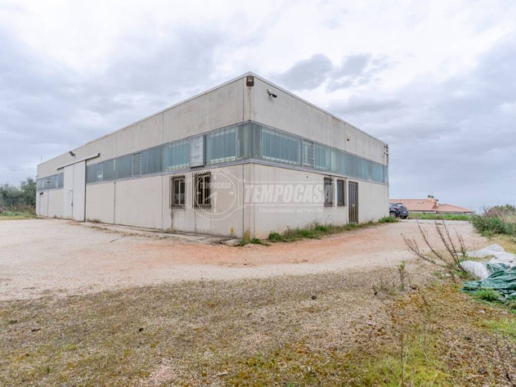 locale commerciale in vendita a Potenza Picena in zona Porto Potenza Picena