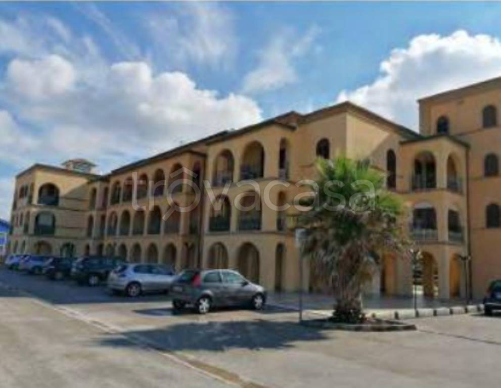 locale commerciale in vendita a Potenza Picena in zona Porto Potenza Picena