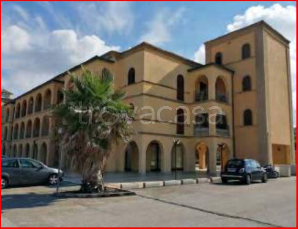 locale commerciale in vendita a Potenza Picena in zona Porto Potenza Picena