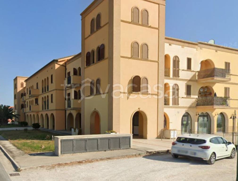 negozio in vendita a Potenza Picena in zona Porto Potenza Picena