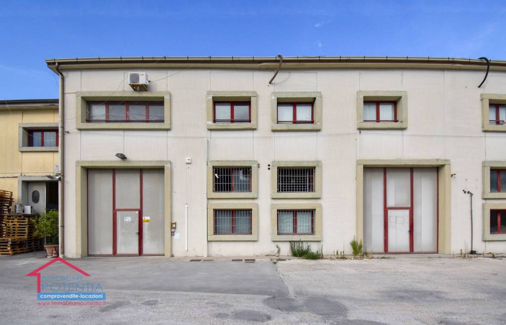 locale commerciale in vendita a Potenza Picena