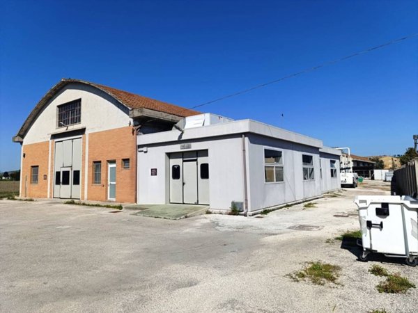 locale commerciale in vendita a Potenza Picena