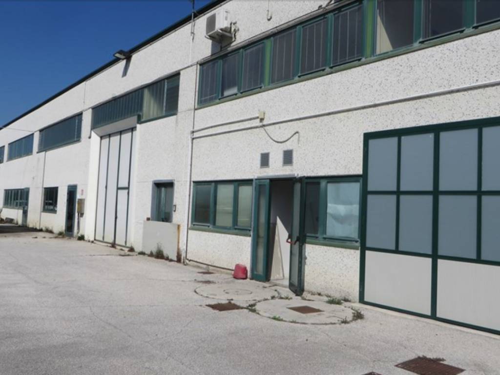 locale commerciale in vendita a Potenza Picena