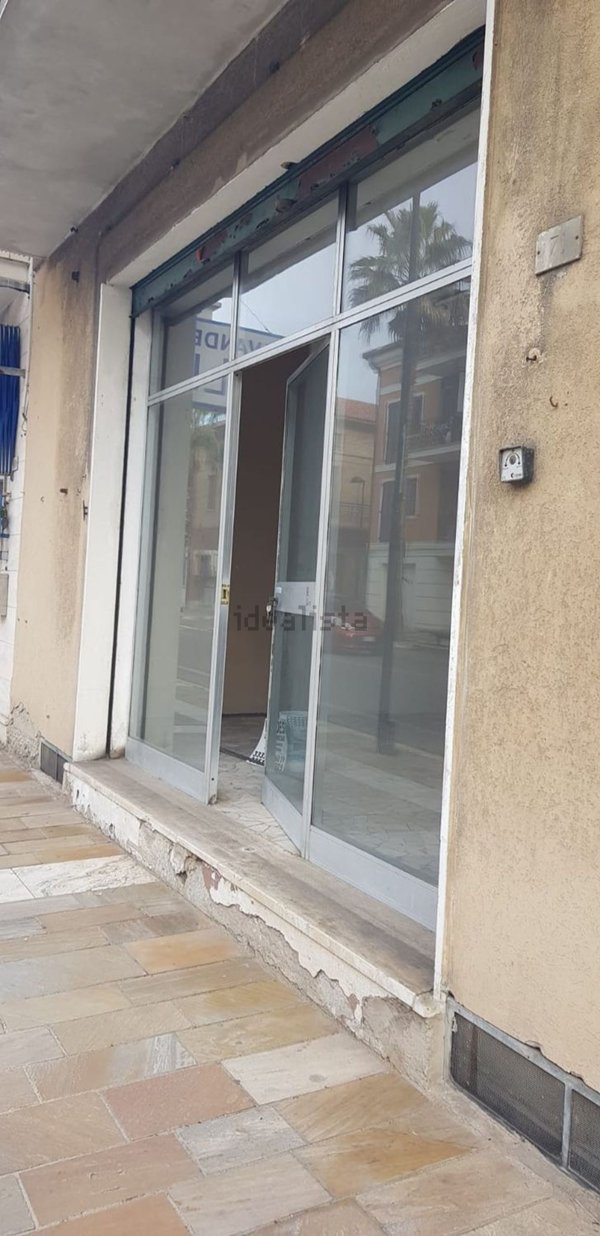 locale commerciale in vendita a Potenza Picena in zona Porto Potenza Picena