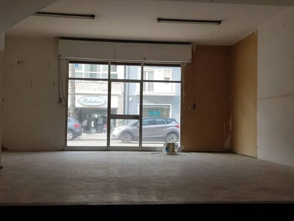 negozio in vendita a Potenza Picena in zona Porto Potenza Picena