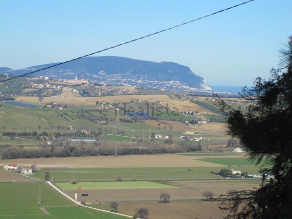 locale di sgombero in vendita a Potenza Picena