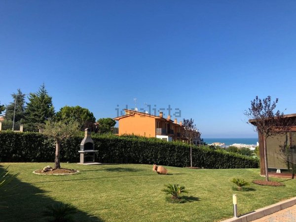 casa indipendente in vendita a Potenza Picena in zona Porto Potenza Picena