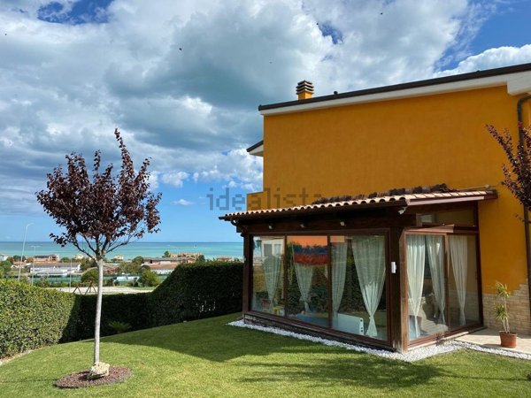 casa indipendente in vendita a Potenza Picena in zona Porto Potenza Picena