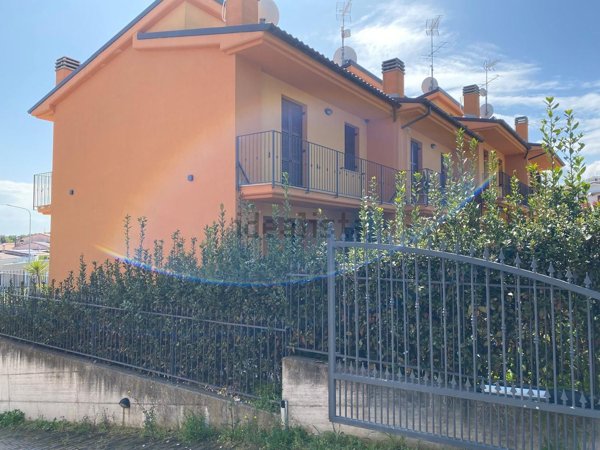 casa indipendente in vendita a Potenza Picena in zona Porto Potenza Picena