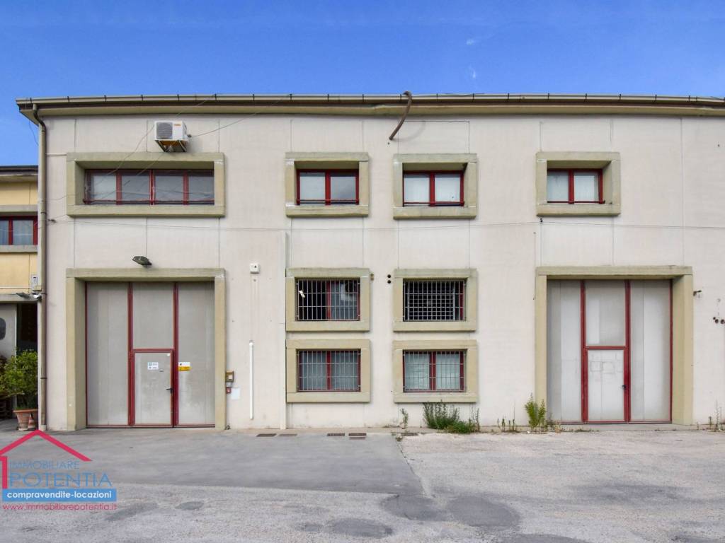 locale commerciale in vendita a Potenza Picena