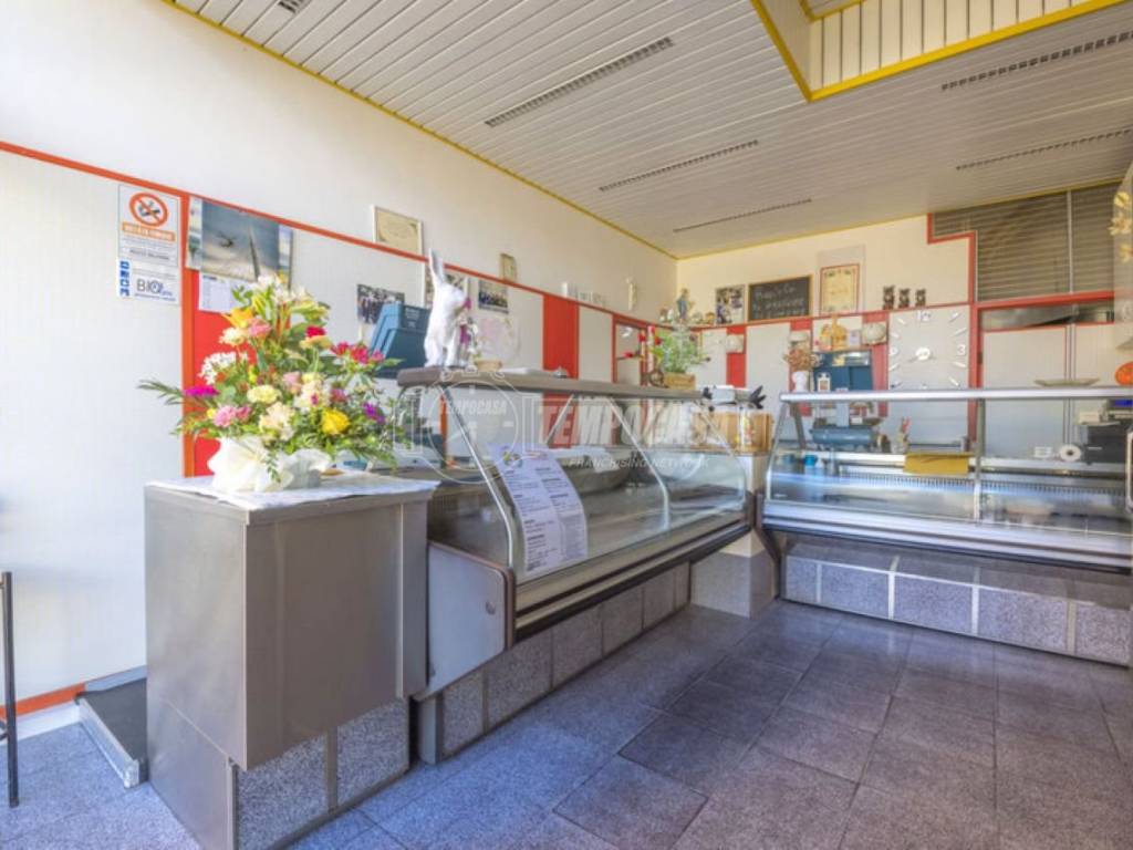 negozio in vendita a Potenza Picena in zona Porto Potenza Picena