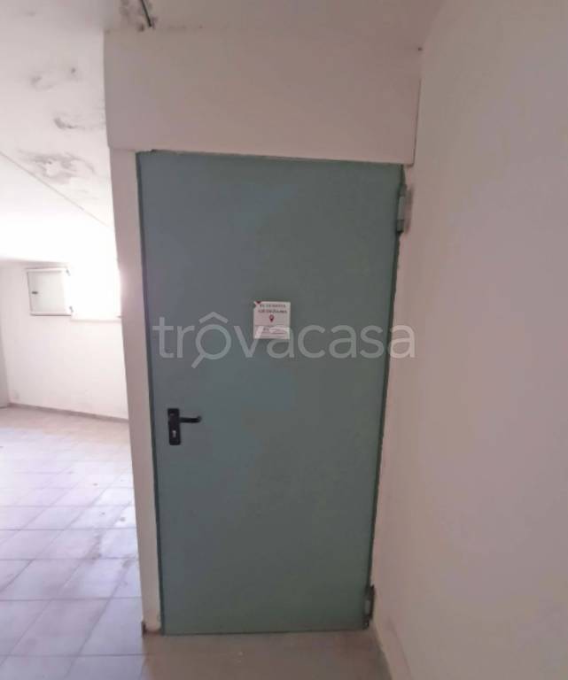 locale commerciale in vendita a Potenza Picena in zona Porto Potenza Picena