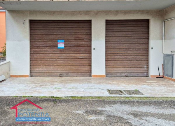 locale commerciale in vendita a Potenza Picena in zona Porto Potenza Picena
