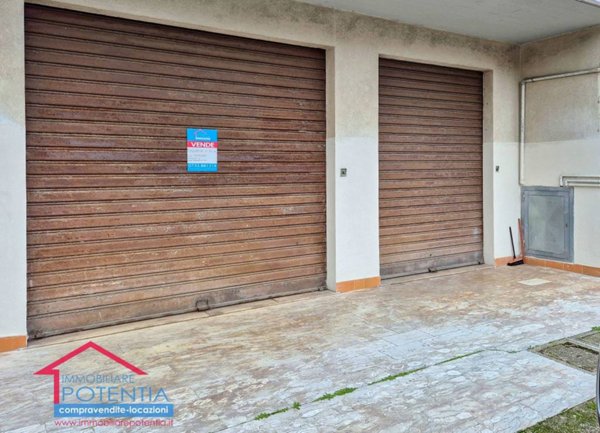 locale commerciale in vendita a Potenza Picena in zona Porto Potenza Picena