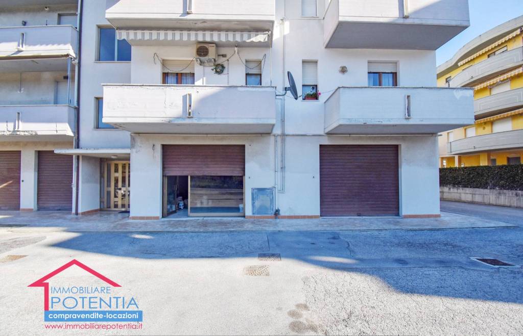 locale commerciale in vendita a Potenza Picena in zona Porto Potenza Picena