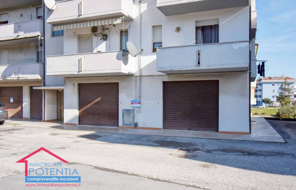 locale commerciale in vendita a Potenza Picena in zona Porto Potenza Picena