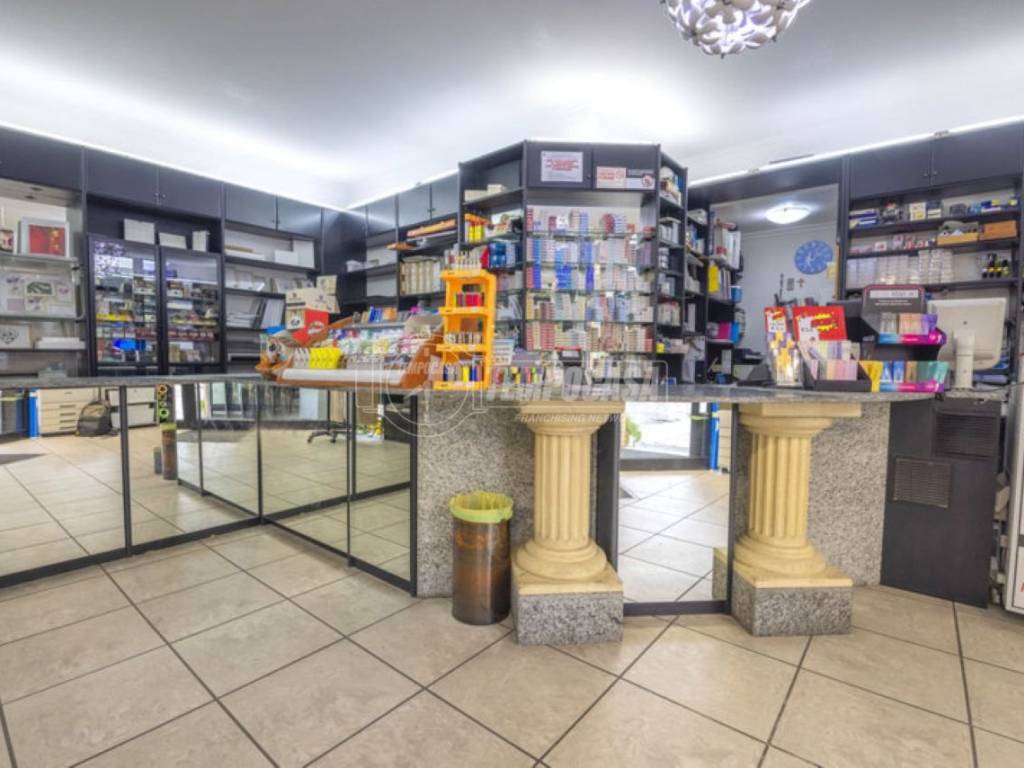 negozio in vendita a Potenza Picena in zona Porto Potenza Picena