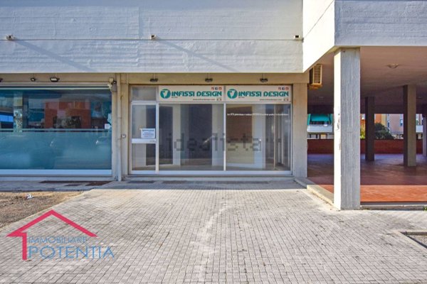 locale di sgombero in vendita a Potenza Picena in zona Porto Potenza Picena