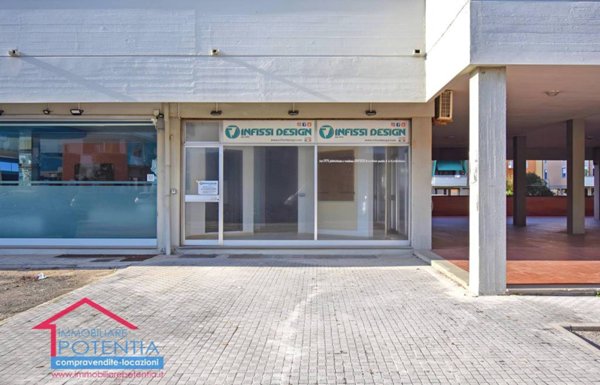 locale commerciale in vendita a Potenza Picena in zona Porto Potenza Picena