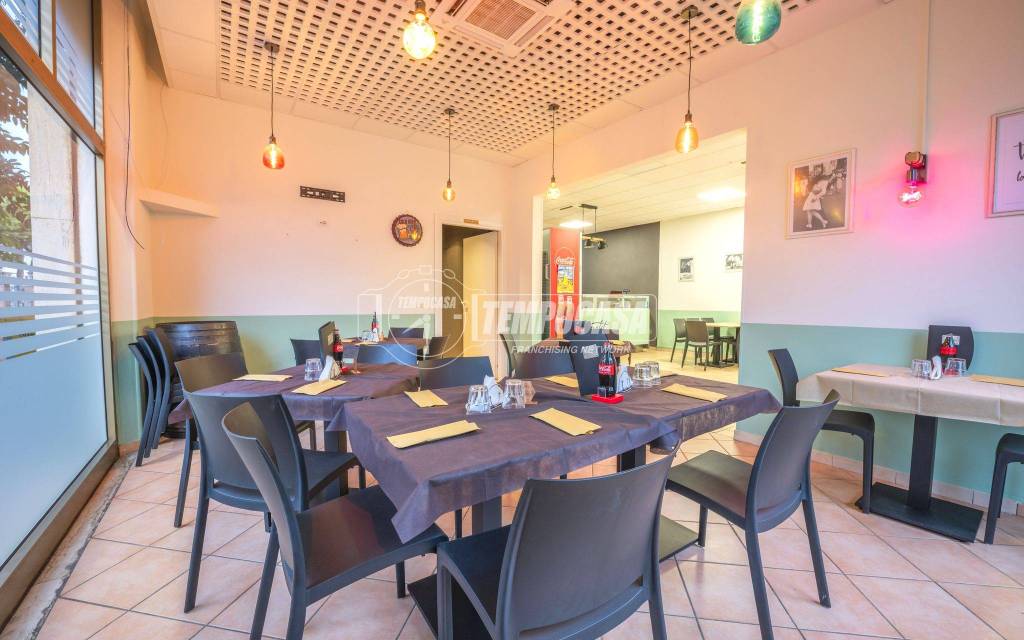 negozio in vendita a Potenza Picena in zona Porto Potenza Picena