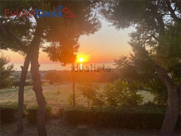 casa indipendente in vendita a Potenza Picena