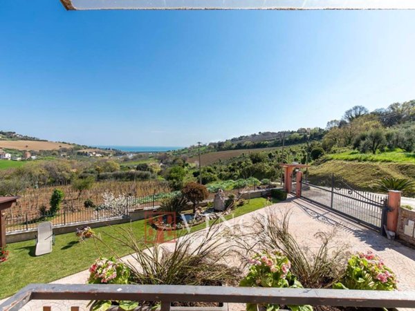 casa indipendente in vendita a Potenza Picena in zona Montecanepino