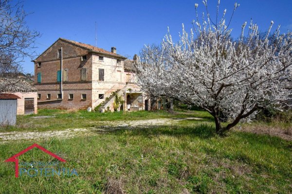 casale in vendita a Potenza Picena in zona Porto Potenza Picena
