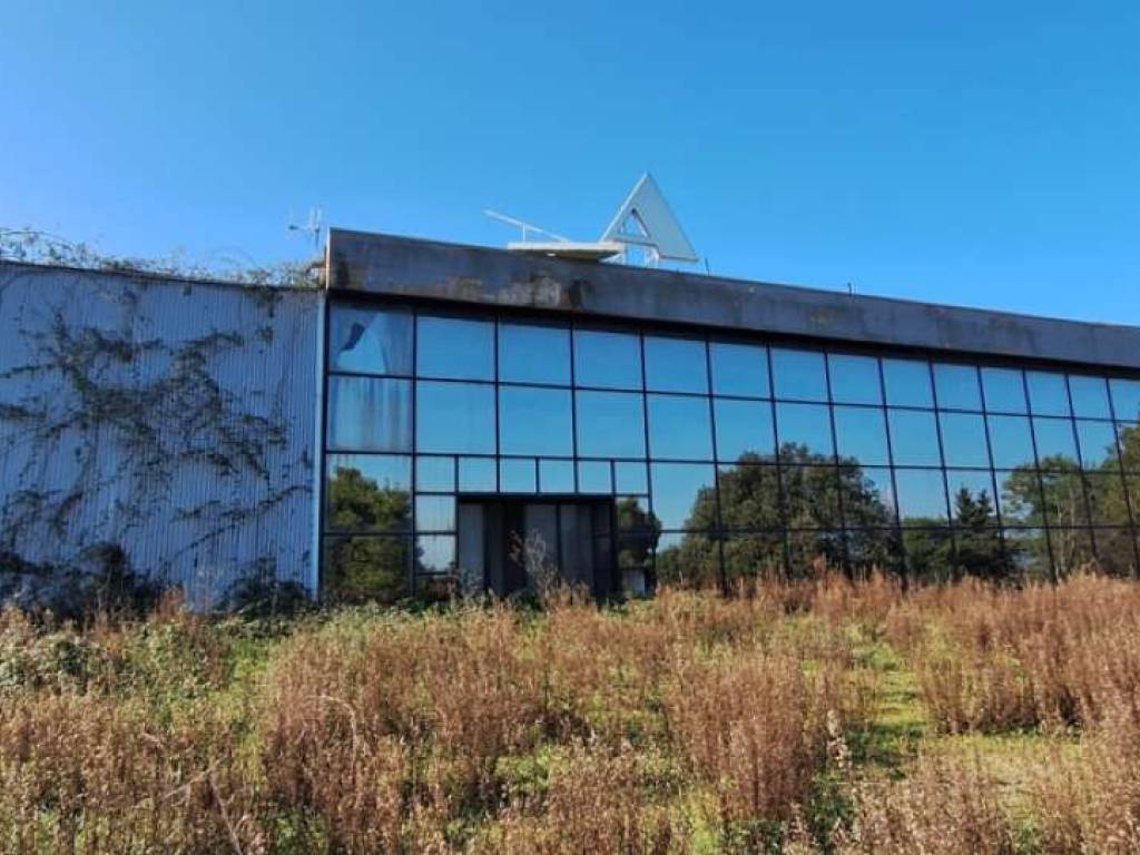 locale commerciale in vendita a Potenza Picena in zona Porto Potenza Picena