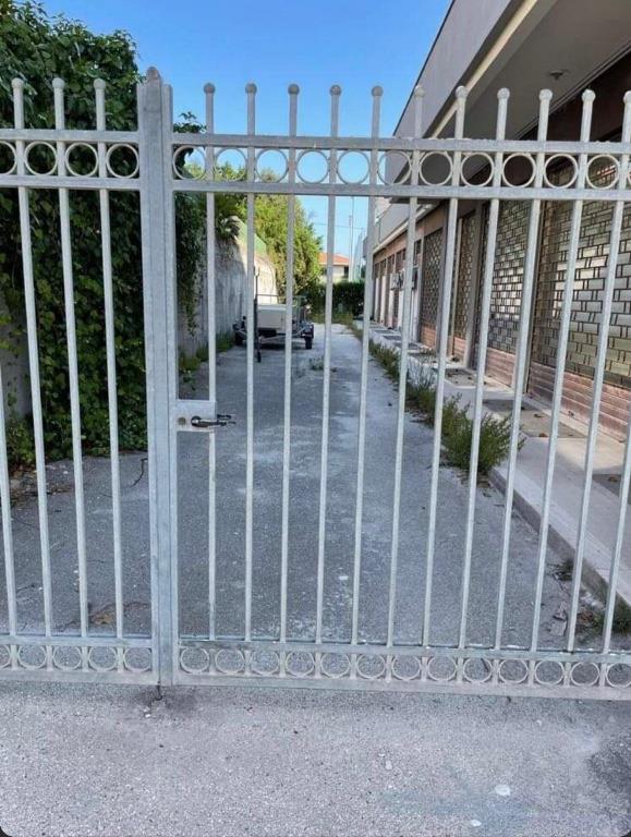 locale commerciale in vendita a Potenza Picena in zona Porto Potenza Picena