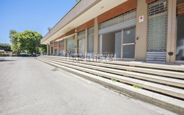 ufficio in vendita a Potenza Picena in zona Porto Potenza Picena