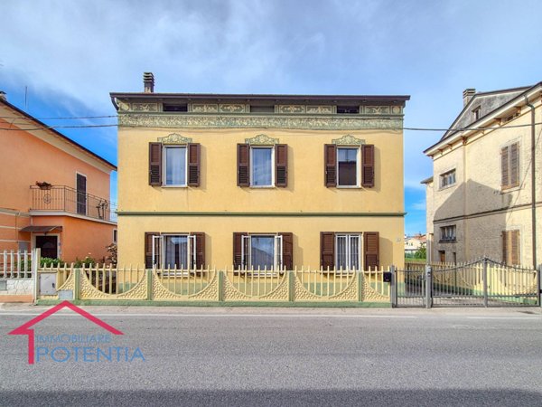 casa indipendente in vendita a Potenza Picena in zona Porto Potenza Picena