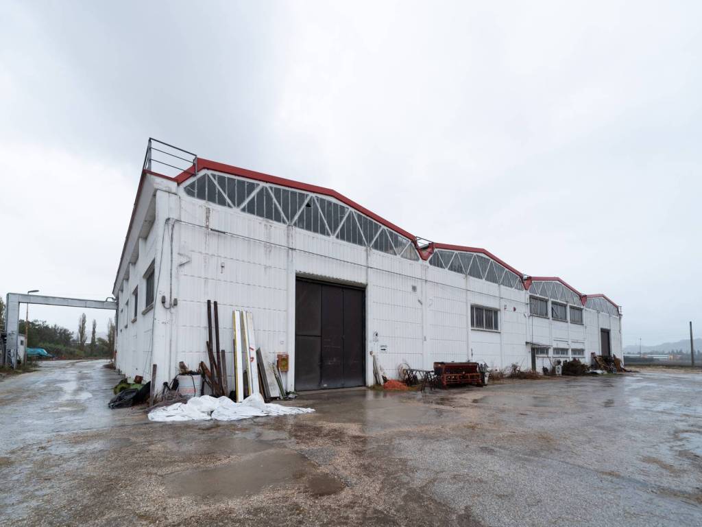 locale commerciale in vendita a Recanati