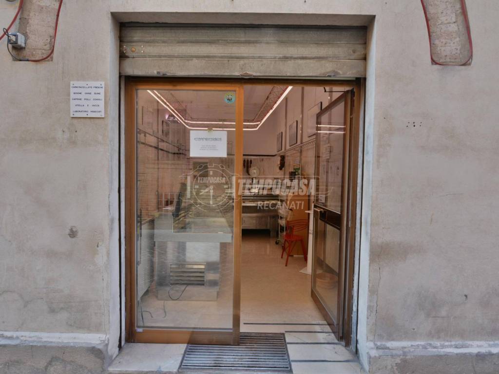 locale commerciale in vendita a Recanati