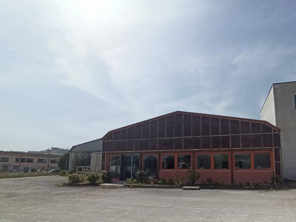 locale commerciale in vendita a Recanati