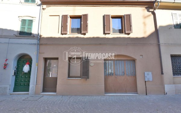 casa indipendente in vendita a Recanati in zona Castelnuovo