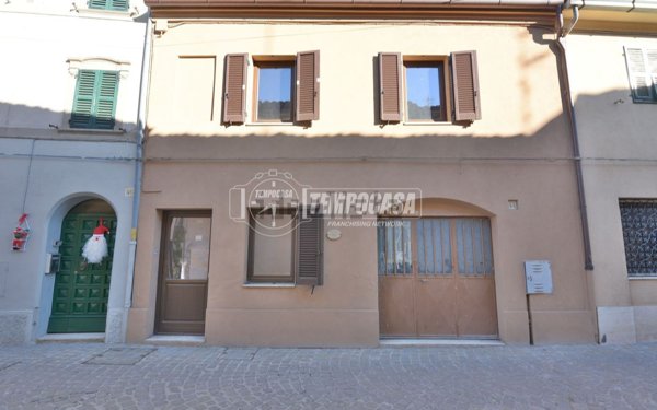 casa indipendente in vendita a Recanati in zona Castelnuovo