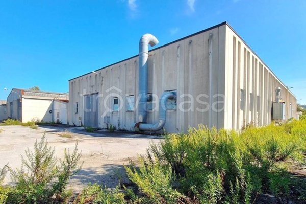 locale commerciale in vendita a Recanati