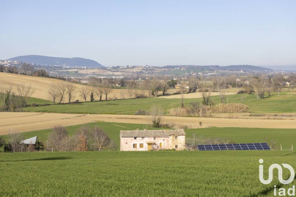 casa indipendente in vendita a Recanati in zona Bagnolo