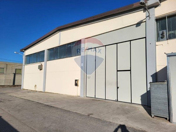 locale commerciale in vendita a Recanati