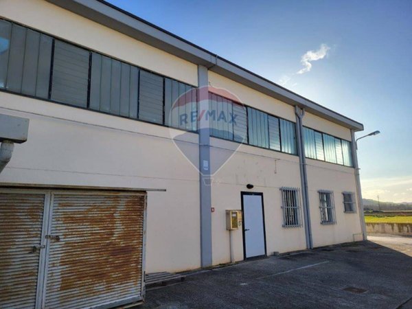 locale commerciale in vendita a Recanati