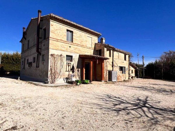 negozio in vendita a Recanati in zona Montefiore