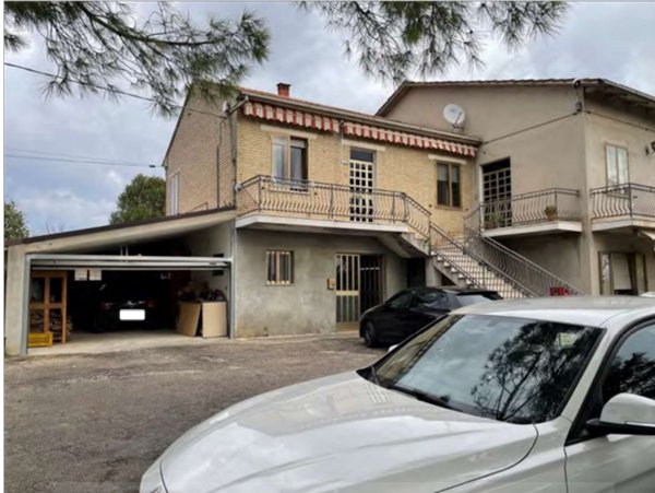 locale di sgombero in vendita a Recanati