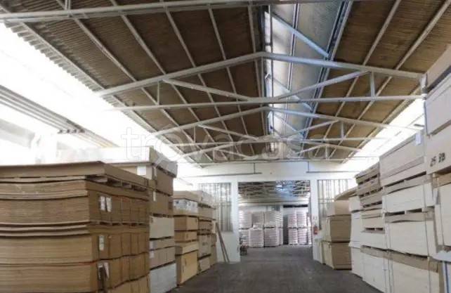 locale commerciale in vendita a Recanati