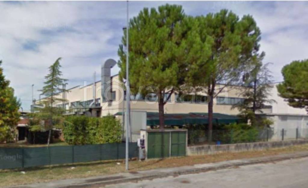 locale commerciale in vendita a Recanati
