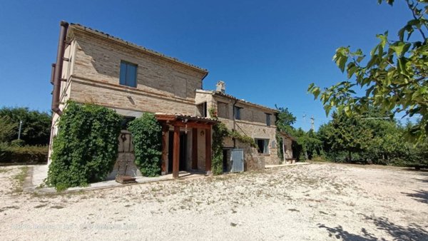casa indipendente in vendita a Recanati in zona Montefiore