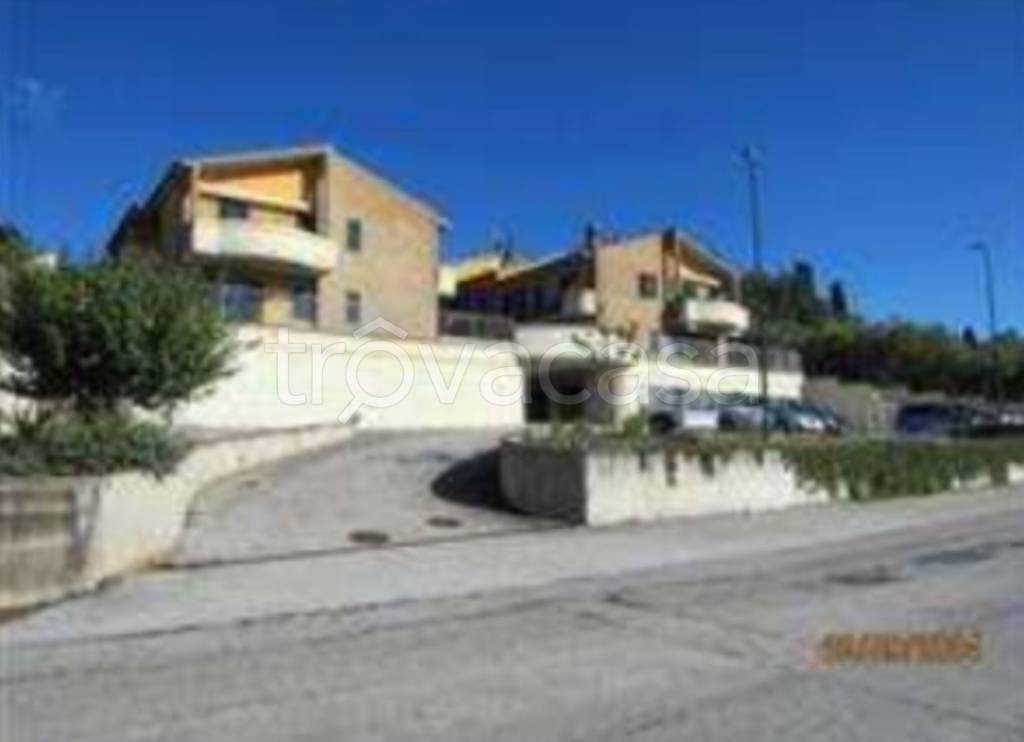 locale commerciale in vendita a Recanati