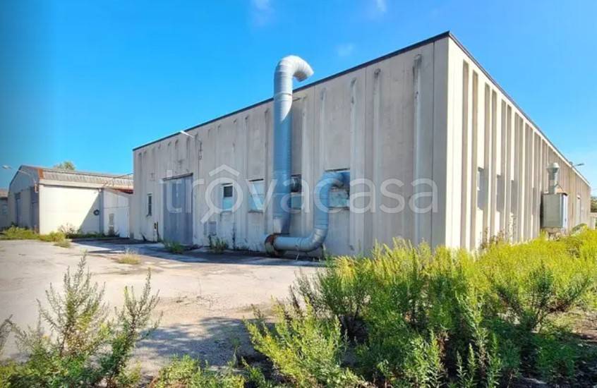 locale commerciale in vendita a Recanati